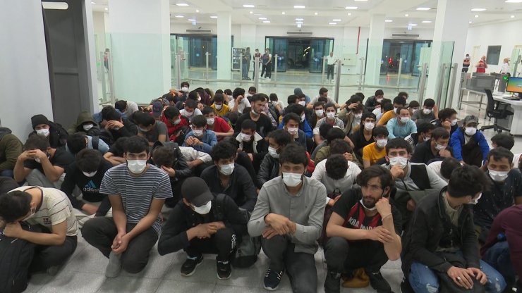 Sınır dışı edilen 236 Afgan uçakla ülkelerine gönderildi