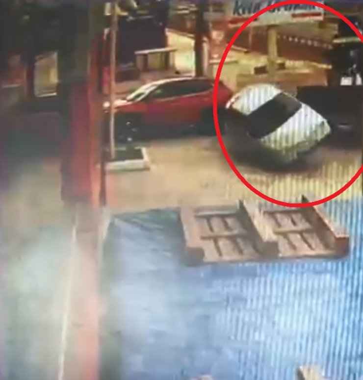 Sürücüye kızıp kepçe ile otomobili takla attıran operatör tutuklandı