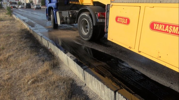 Tankerden dökülen zift nedeniyle araçlar hareket edemedi, trafik kilitlendi