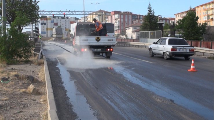 Tankerden dökülen zift nedeniyle araçlar hareket edemedi, trafik kilitlendi
