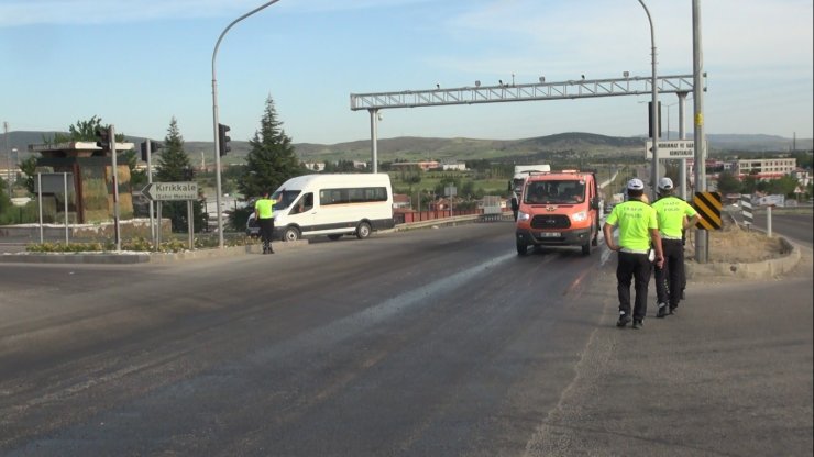 Tankerden dökülen zift nedeniyle araçlar hareket edemedi, trafik kilitlendi
