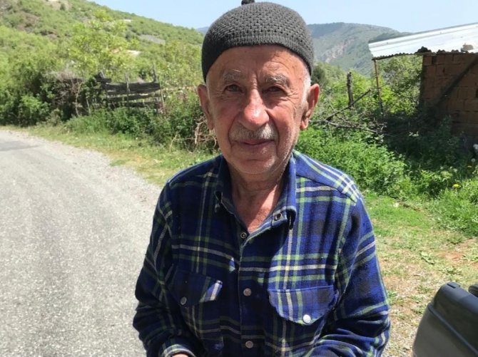 Yaşlı adam evinde pencerenin önünde oturur vaziyette ölü bulundu