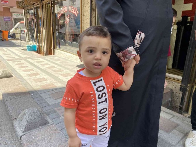 Balkondan düşen çocuğu havada yakaladı! O anlar saniye saniye kaydedildi...TIKLA-İZLE