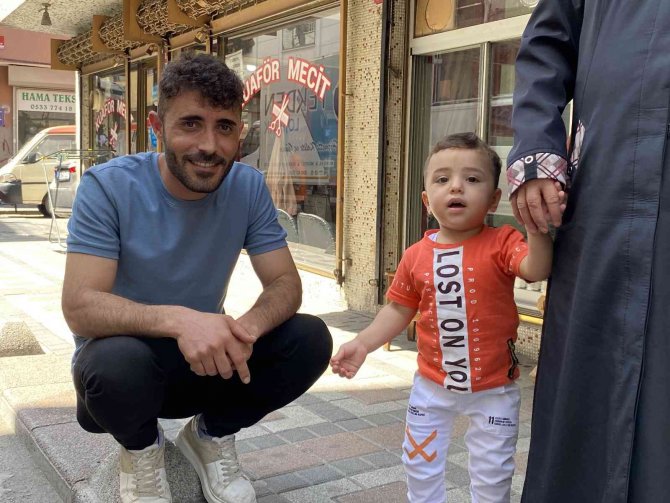 Balkondan düşen çocuğu havada yakaladı! O anlar saniye saniye kaydedildi...TIKLA-İZLE