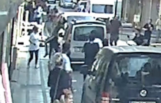 Balkondan düşen çocuğu havada yakaladı! O anlar saniye saniye kaydedildi...TIKLA-İZLE