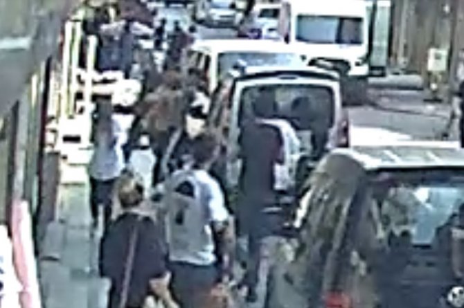 Balkondan düşen çocuğu havada yakaladı! O anlar saniye saniye kaydedildi...TIKLA-İZLE