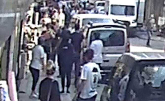 Balkondan düşen çocuğu havada yakaladı! O anlar saniye saniye kaydedildi...TIKLA-İZLE