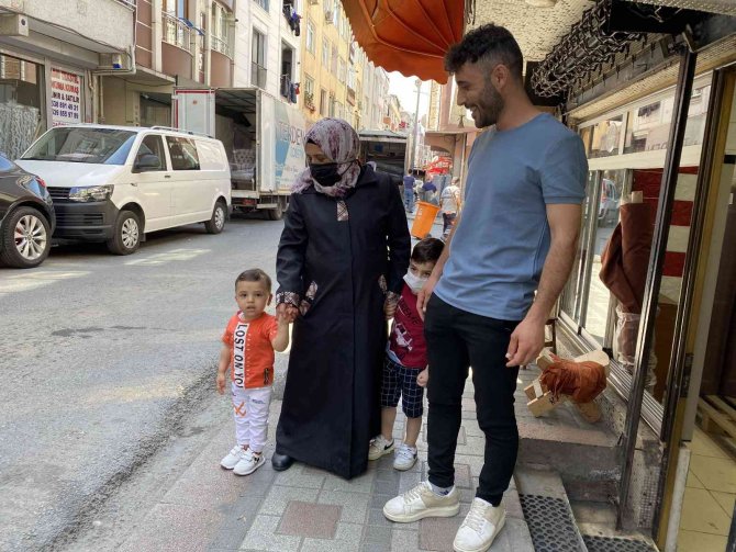 Balkondan düşen çocuğu havada yakaladı! O anlar saniye saniye kaydedildi...TIKLA-İZLE