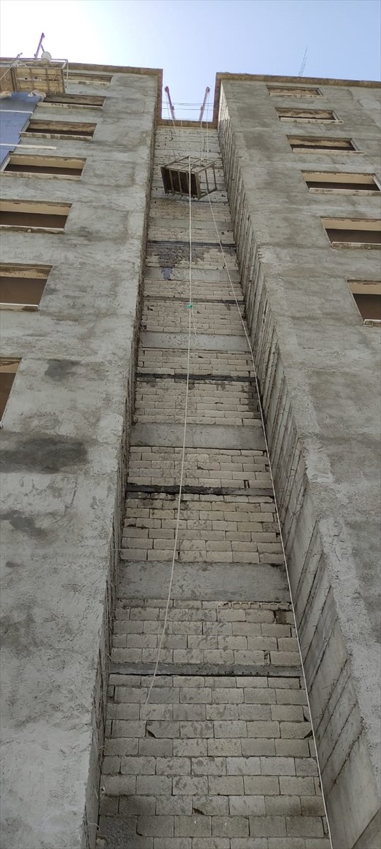 Halatta asılı kalan inşaat işçisini itfaiye kurtardı