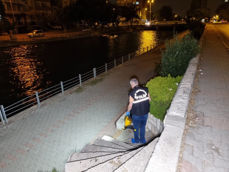 Alkol aldıktan sonra yüzünü yıkamak isterken kanala düşüp, akıntıda kayboldu