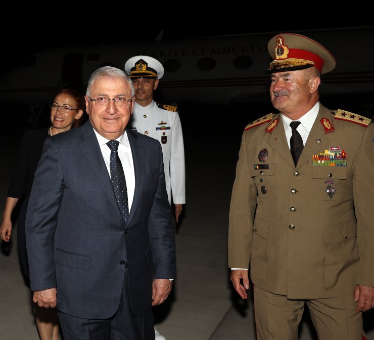 Bakan Akar, resmi temaslarda bulunmak üzere Romanya'ya gitti