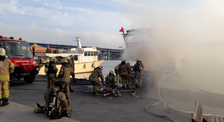 Balat sahilde teknede yangın
