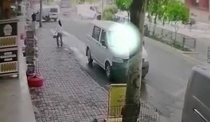 Çarpmamak için kaza yaptı, otobüs hiçbir şey olmamış gibi devam etti