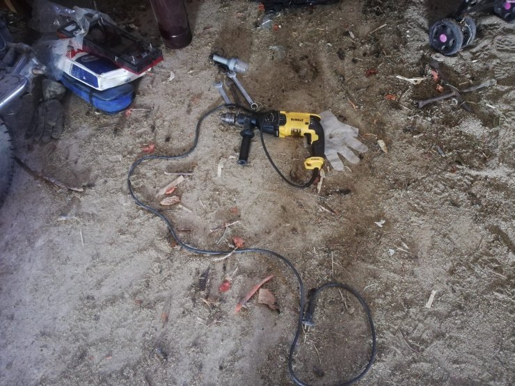 Çelik kasa hırsızlarını kırılan araç camı yakalattı