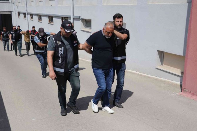 Filmleri aratmayan dolandırıcı sevgililer tutuklandı