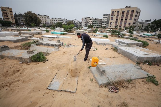 Mezar kazarak elde ettiği gelirle yüksek lisansını tamamladı