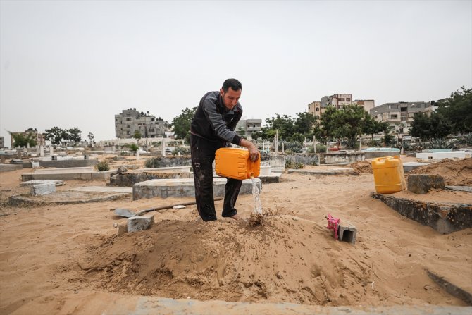 Mezar kazarak elde ettiği gelirle yüksek lisansını tamamladı