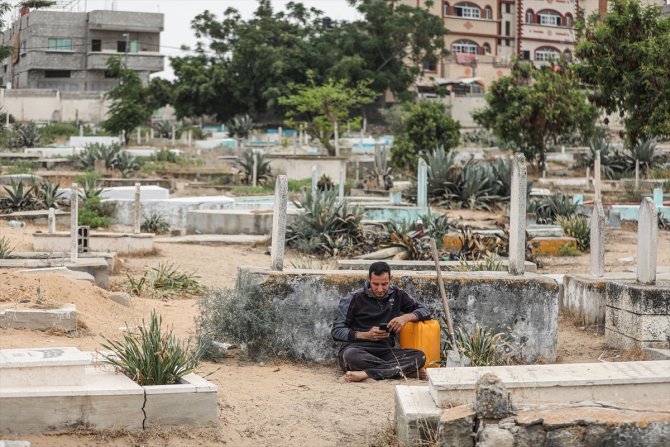 Mezar kazarak elde ettiği gelirle yüksek lisansını tamamladı
