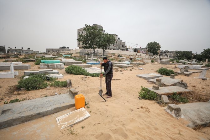 Mezar kazarak elde ettiği gelirle yüksek lisansını tamamladı