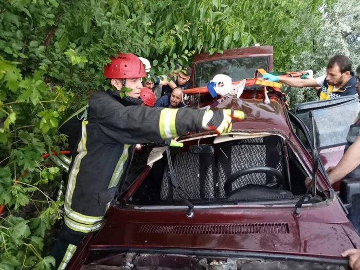 Kamyonetle çarpışan otomobildeki anne- kız öldü
