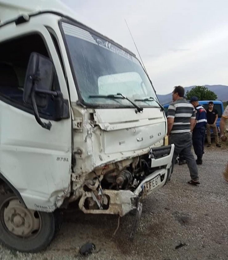 Kamyonetle çarpışan otomobildeki anne- kız öldü