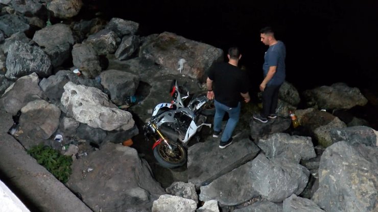 Motosiklet kayalıklara uçtu, sürücüsü ağır yaralandı 