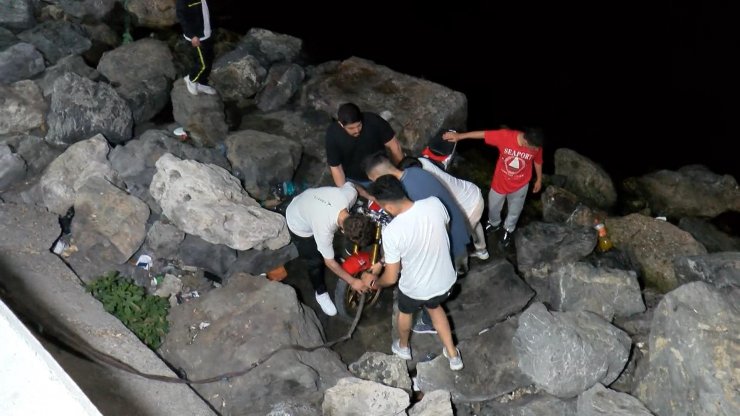 Motosiklet kayalıklara uçtu, sürücüsü ağır yaralandı 