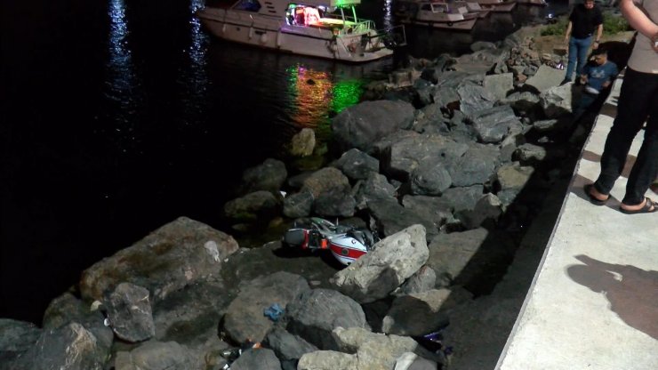 Motosiklet kayalıklara uçtu, sürücüsü ağır yaralandı 