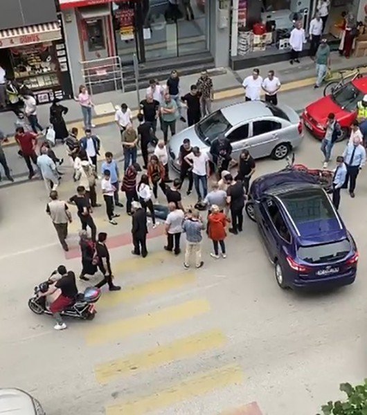 Motosiklet sürücüsünün ölümden döndüğü anlar güvenlik kamerasında