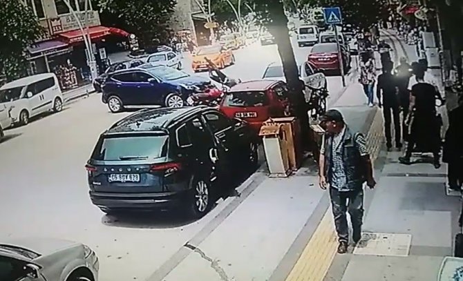 Motosiklet sürücüsünün ölümden döndüğü anlar güvenlik kamerasında