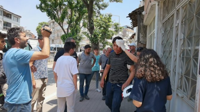 Motosikletin park halindeki minibüse çarpma anı kamerada