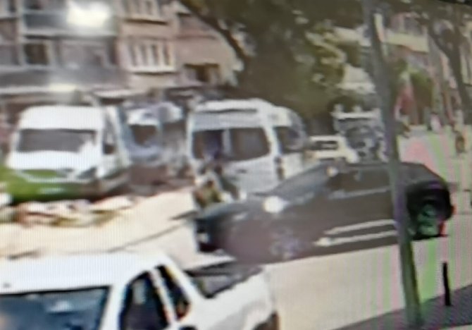 Motosikletin park halindeki minibüse çarpma anı kamerada