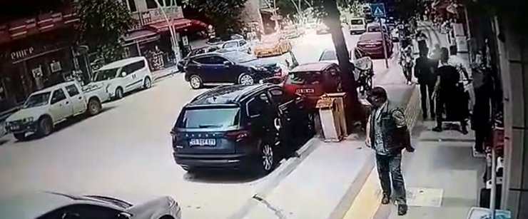 Motosikletlinin yola fırladığı kaza kamerada 