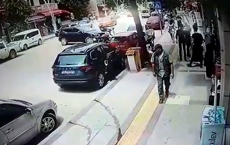 Motosikletlinin yola fırladığı kaza kamerada 