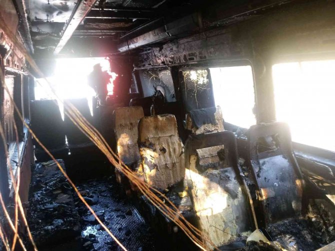 Park halindeki minibüs küle döndü