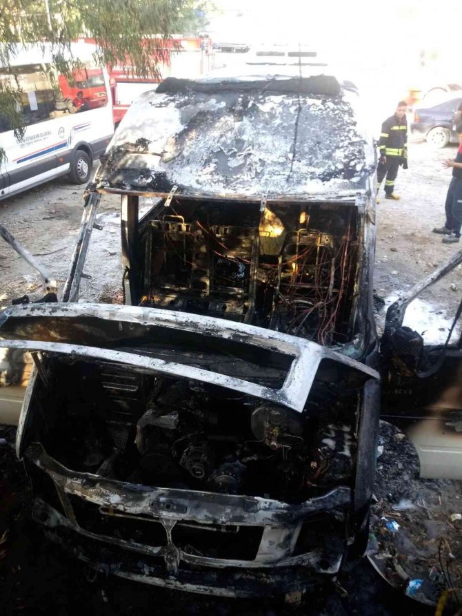 Park halindeki minibüs küle döndü