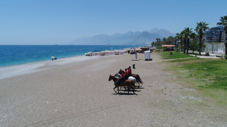 Polis atlarına teneke ve davullu eğitim