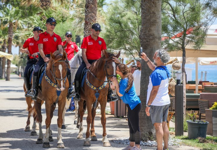 Polis atlarına teneke ve davullu eğitim