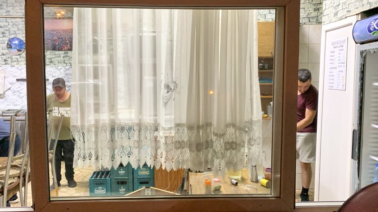 Restoranda bıçaklanan müşteri kurşun yağdırdı: 2 yaralı 
