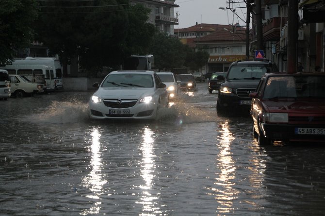 Sağanak yağış Kula’da hayatı olumsuz etkiledi