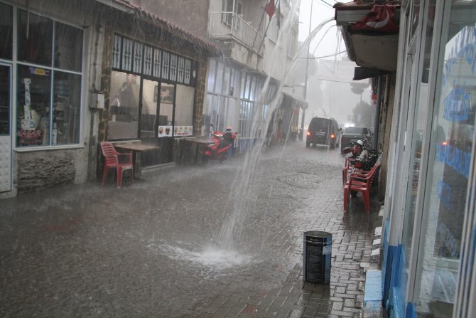 Sağanak yağış Kula’da hayatı olumsuz etkiledi