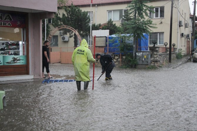 Sağanak yağış Kula’da hayatı olumsuz etkiledi