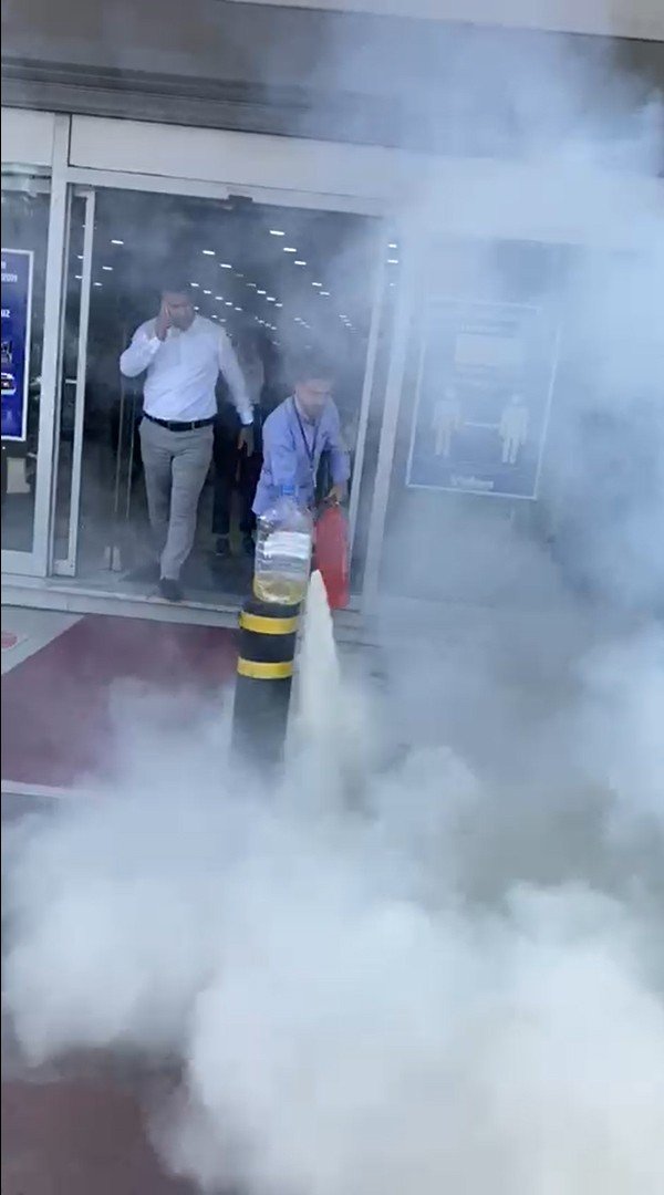 Televizyonu tamir edilmeyince mağaza önünde yaktı