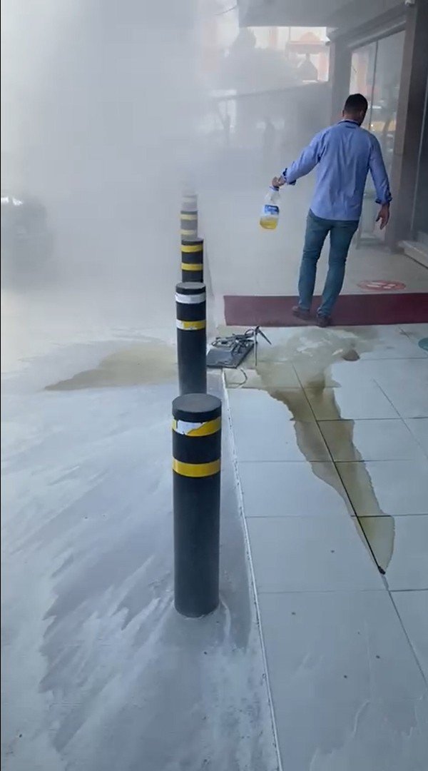 Televizyonu tamir edilmeyince mağaza önünde yaktı