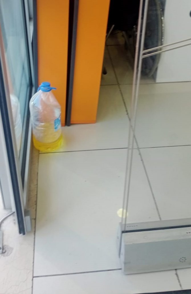 Televizyonu tamir edilmeyince mağaza önünde yaktı