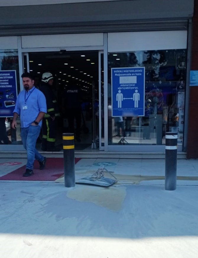 Televizyonu tamir edilmeyince mağaza önünde yaktı