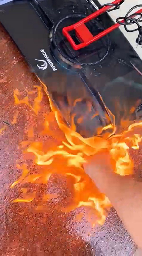 Televizyonu tamir edilmeyince mağaza önünde yaktı