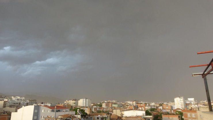 Yağmurla birlikte gökyüzünü toz bulutu kapladı