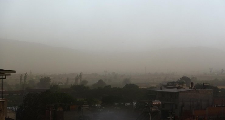 Yağmurla birlikte gökyüzünü toz bulutu kapladı