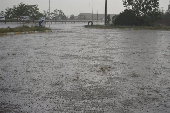 Afyonkarahisar'da sağanak ve dolu etkili oldu